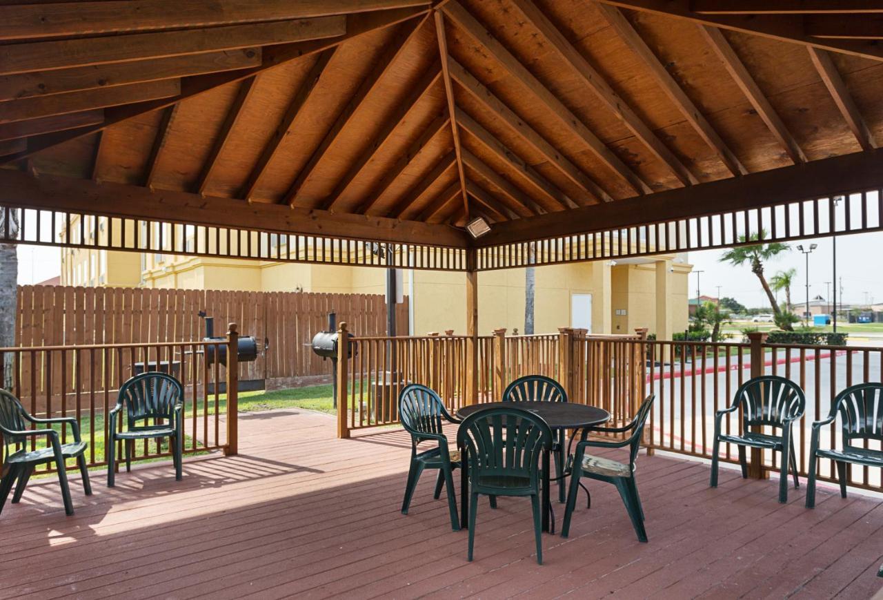 La Quinta By Wyndham Houston Channelview Cloverleaf Exterior photo